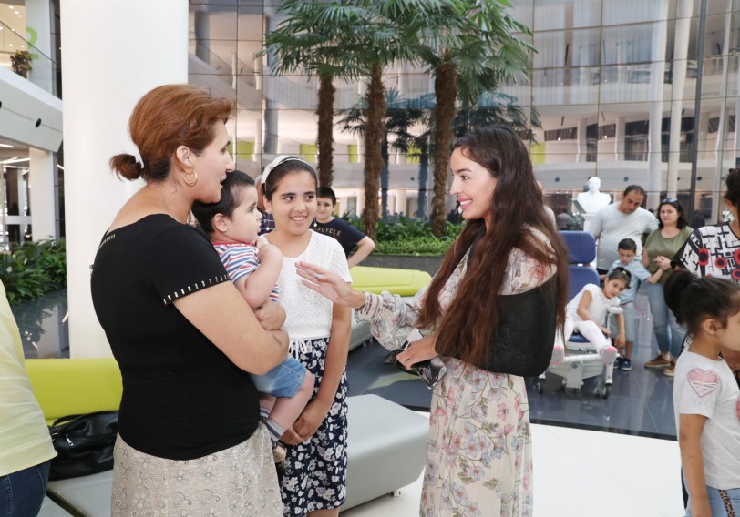 Leyla Əliyeva Bona Dea Beynəlxalq Hospitalında Fondun dəstəyi ilə müalicə olunan uşaqlarla görüşüb