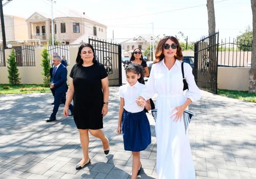 Mehriban Əliyeva körpələr evi-uşaq bağçalarının açılışlarında iştirak edib