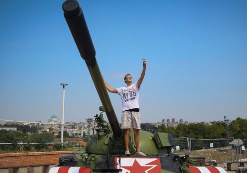 Sovet tankını stadiona gətirdilər
