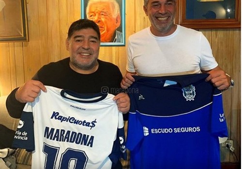 Maradona iş tapdı