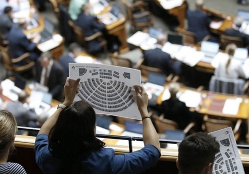 Parlament seçkiləri üçün rekord sayda qadın namizəd qeydiyyatdan keçib