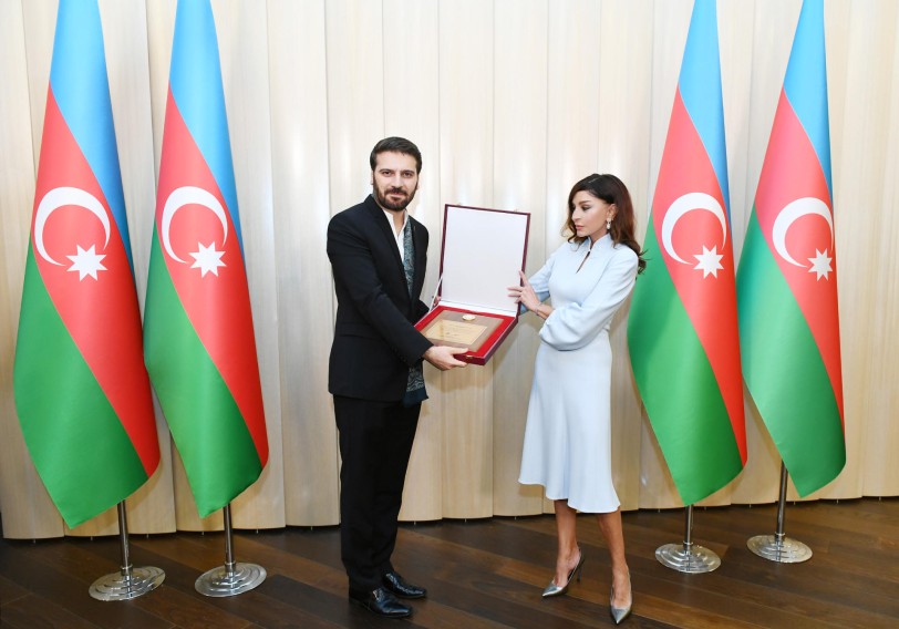 Mehriban Əliyeva məşhur müğənni Sami Yusufa Azərbaycan Prezidentinin fəxri diplomunu təqdim edib