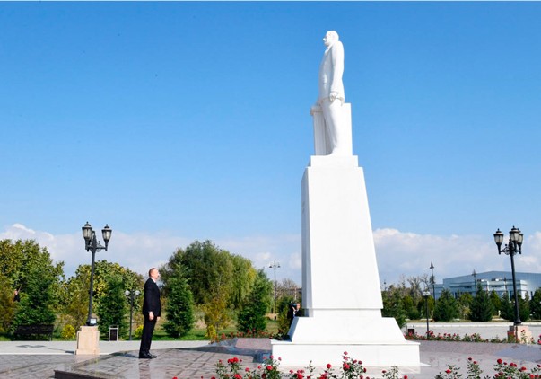 Prezident İlham Əliyev Ağdaşda ümummilli lider Heydər Əliyevin abidəsini ziyarət edib