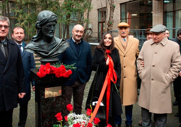 Leyla Əliyeva Moskvada İmaməddin Nəsiminin büstünün açılışında iştirak edib