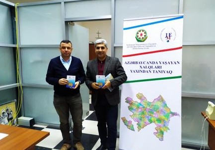 “Azərbaycanda yaşayan xalqları yaxından tanıyaq” kitabçası jurnalistlərə hədiyyə edilir
