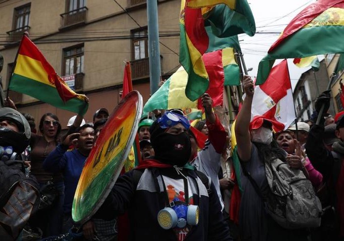 Boliviyada etirazçılar dövlət televiziyasını və radiosunu tutublar