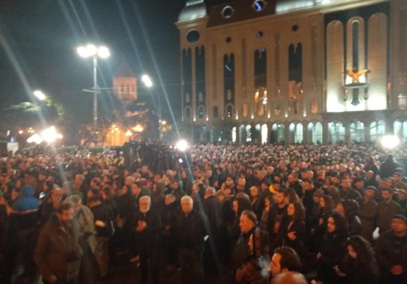 Gürcüstan müxalifəti parlamentin binası qarşısında etiraz aksiyası keçirib