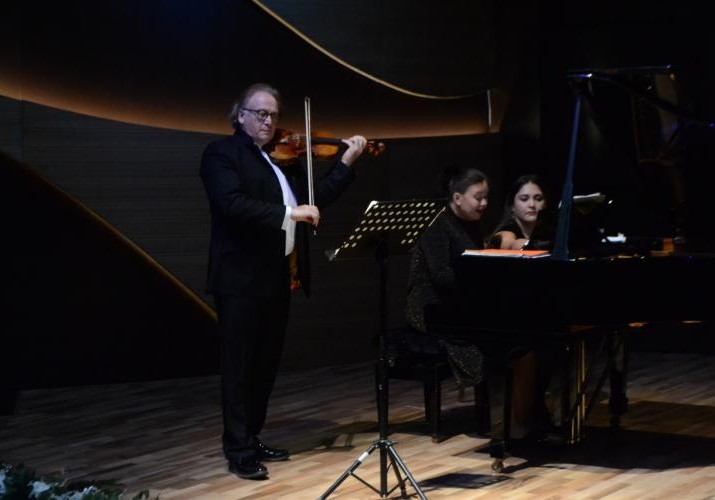 Maykl Qutman (violin) və Olqa Domninanın (piano) konserti keçirilib