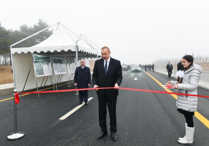 Prezident İlham Əliyev Bakı-Şamaxı-Yevlax avtomobil yolunun 101-117-ci kilometrlik hissəsinin açılışında iştirak edib