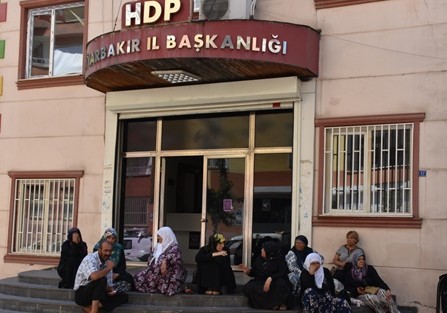 Terrorçulara etiraz edən ana övladına qovuşub
