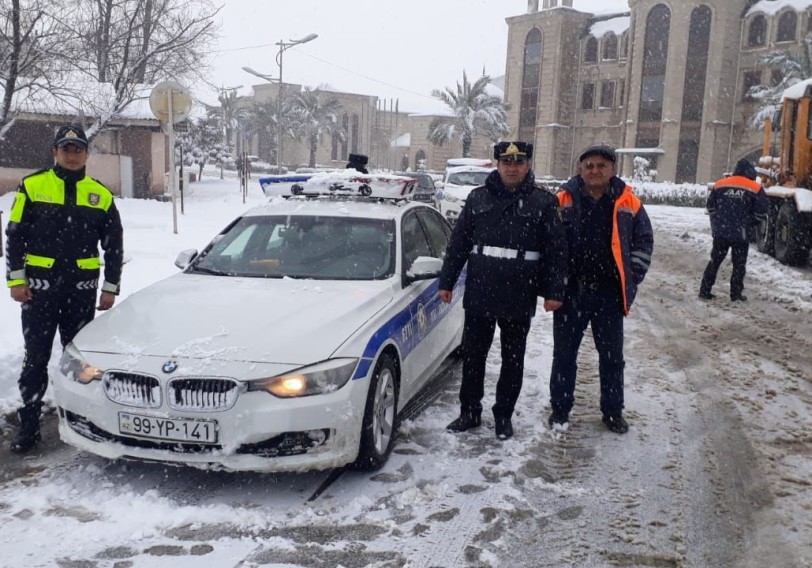 Qarlı hava yollarda hərəkəti çətinləşdirib - Polis sürücü və piyadalara kömək göstərib