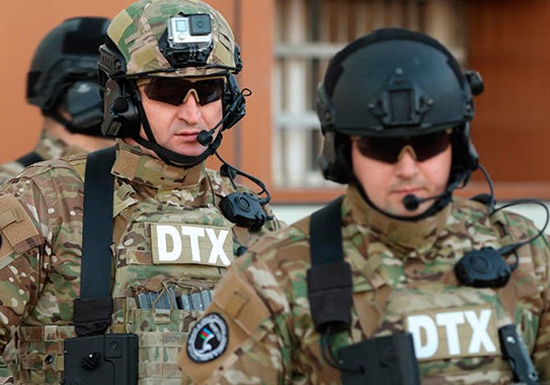 DTX Neftçala Rayon İcra Hakimiyyətinin binasında xüsusi əməliyyat keçirir