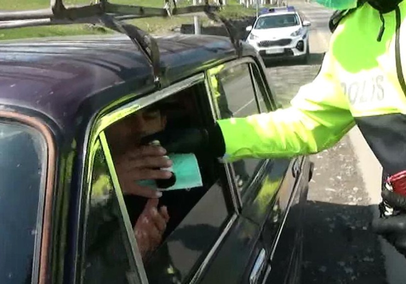 İsmayıllıda yol polisi sürücülərə tibbi ləvazimatlar payladı
