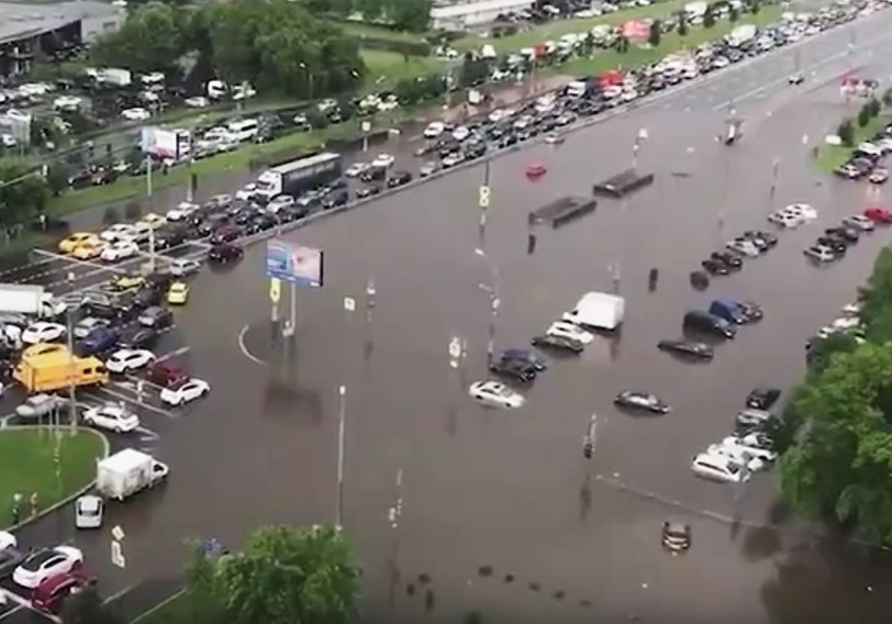Moskvanın küçə və yolları sular altında qaldı