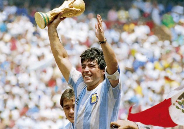 Maradona futbol tarixinin ən yaxşı oyunçusu seçilib