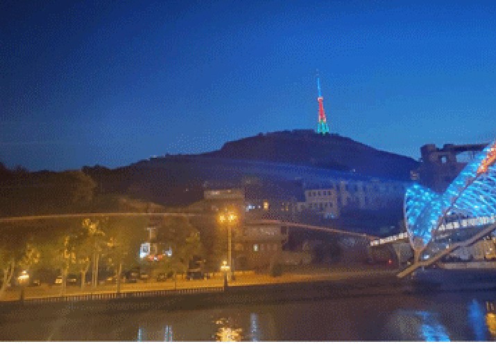 Tbilisi teleqülləsi Azərbaycan bayrağının rəngləri ilə işıqlandırılıb