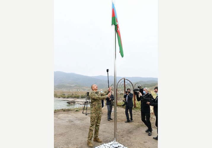 Prezident İlham Əliyev Xudafərin körpüsündə Azərbaycan bayrağını qaldırıb
