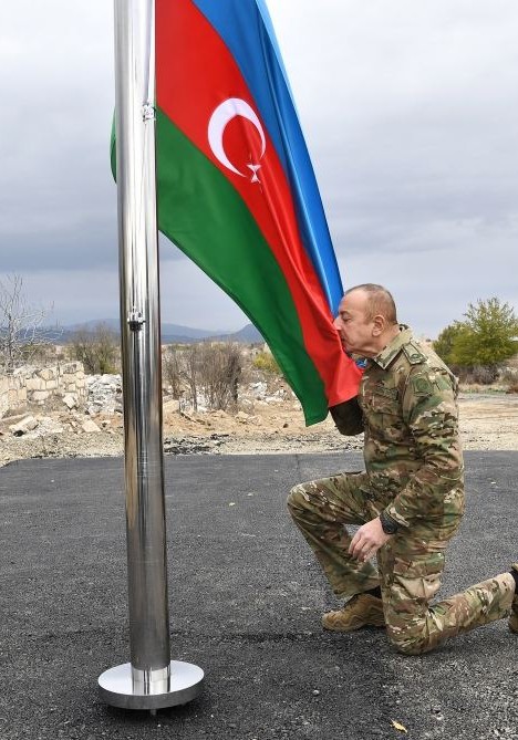 Prezident İlham Əliyev Ağdamda Azərbaycan bayrağını qaldırdı (FOTO)