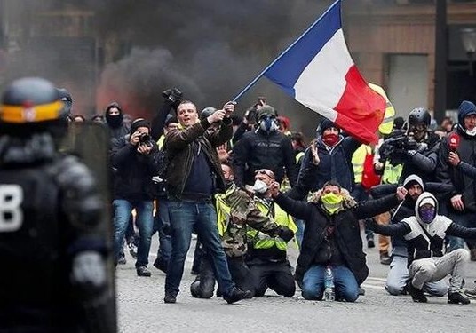 Fransada aksiyalar zamanı 62 polis əməkdaşı yaralanıb