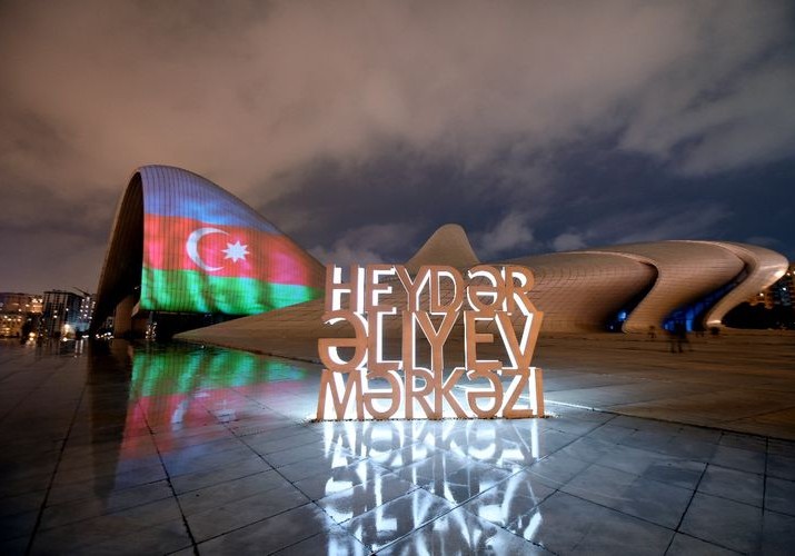 Heydər Əliyev Mərkəzi, "Alov qüllələri" və Bakı Olimpiya Stadionu Azərbaycan bayrağı ilə işıqlandırılıb - FOTO