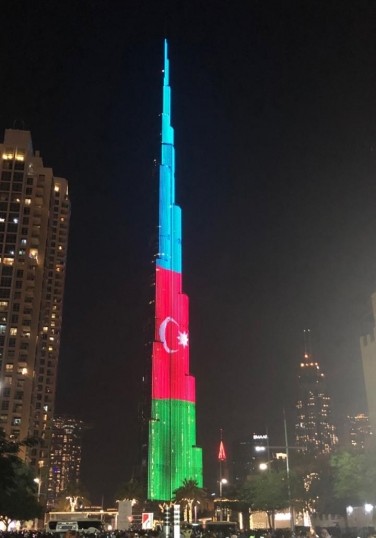 Dünyanın ən hündür binasında Yeni il gecəsində Azərbaycan bayrağı da əks olunub