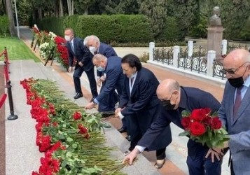 Azərbaycan Ağsaqqallar Şurasının üzvləri ulu öndər Heydər Əliyevin məzarını ziyarət ediblər