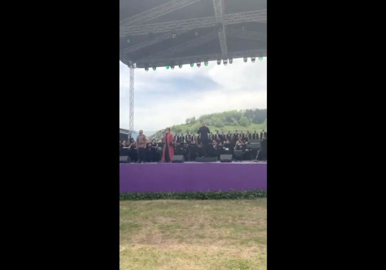 Birinci vitse-prezident Mehriban Əliyeva “Xarıbülbül” musiqi festivalının qala-konsertindən görüntü paylaşıb