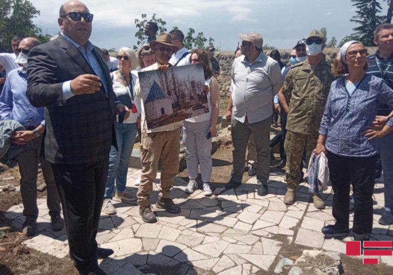 Xarici diplomatlar Ağdamda ermənilər tərəfindən dağıdılmış “İmarət” kompleksinə baş çəkib
