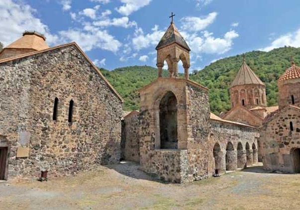 Alban kilsələrində erməni vandalizminin izləri
