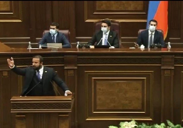 Ermənistan parlamentində butulka davası - VİDEO