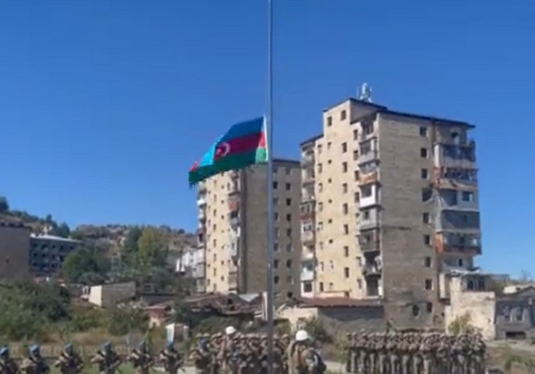 Mais Bərxudarov Şuşanın Bayraq meydanında Azərbaycan bayrağı qaldırıb