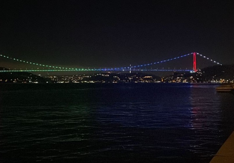 Tarixi "Fatih Sultan Mehmet” körpüsü Azərbaycan bayrağının rəngləri ilə işıqlandırılıb