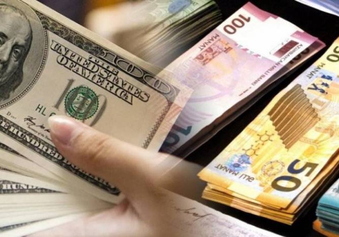 Manat “üzür”, amma dollarla bir yerdə…