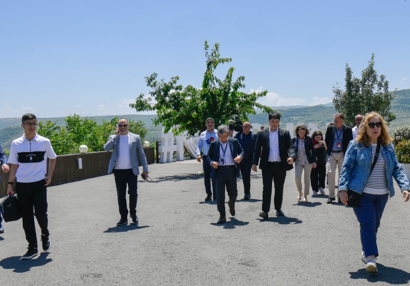 100 diplomatın daxil olduğu qrup Laçında