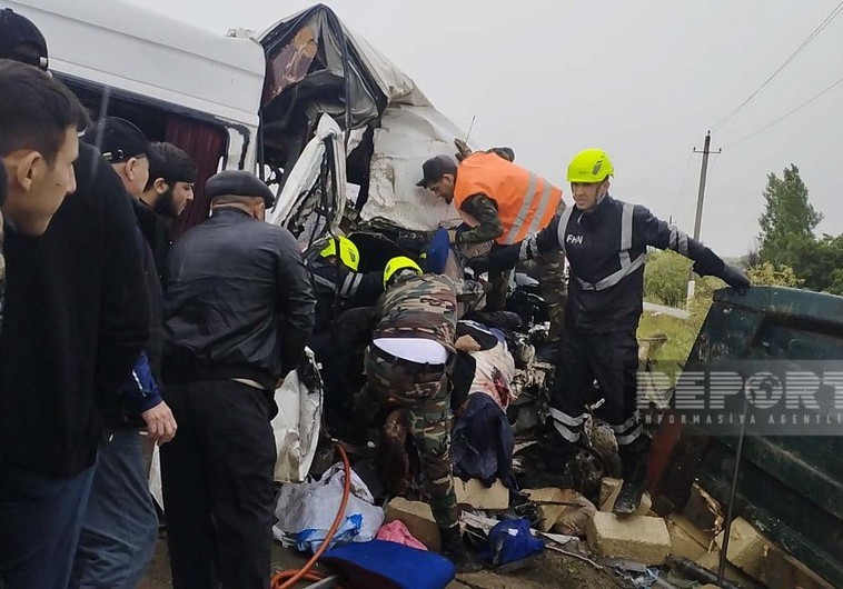 Kürdəmirdə mikroavtobusun "KamAZ"a çırpılması nəticəsində yaralananların durumu açıqlanıb