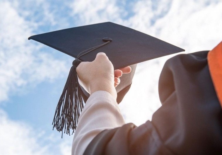 Azərbaycanda diplomu tanınan universitetlərin siyahısı kim tərəfindən müəyyənləşdirilir?