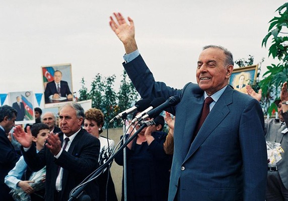 Xalqı Zəfərə aparan lider 