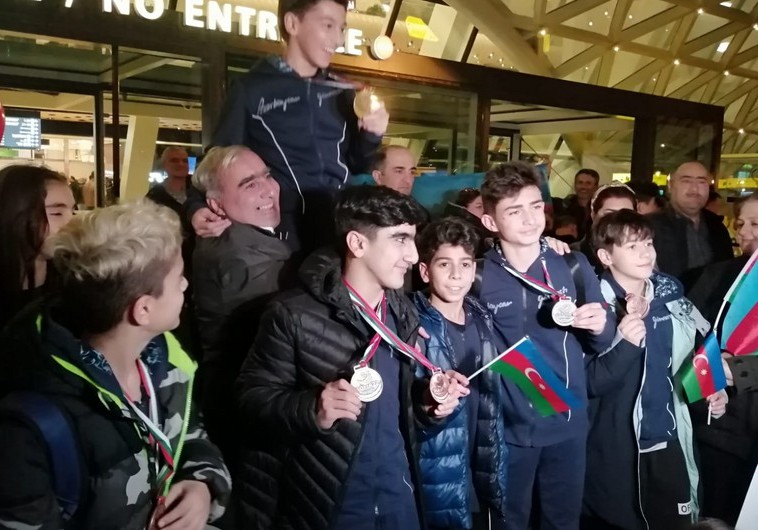 Dünya yaş qrupları yarışında 4 medal qazanmış Azərbaycan gimnastları vətənə dönüblər