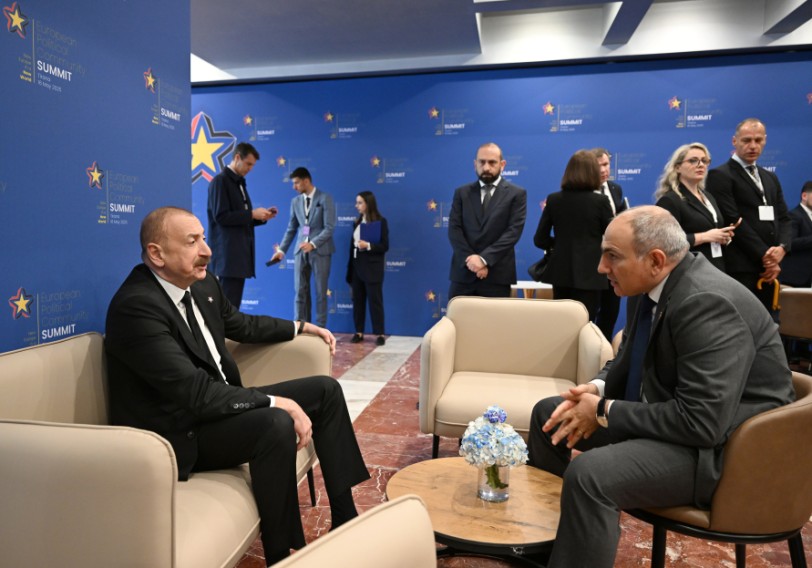 İlham Əliyevlə Nikol Paşinyanın ayaqüstü görüşü olub