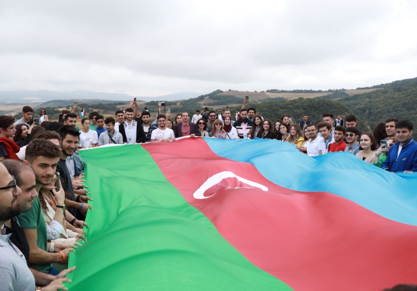 Diaspor gəncləri Cıdır düzündə Azərbaycan bayrağını dalğalandırıblar