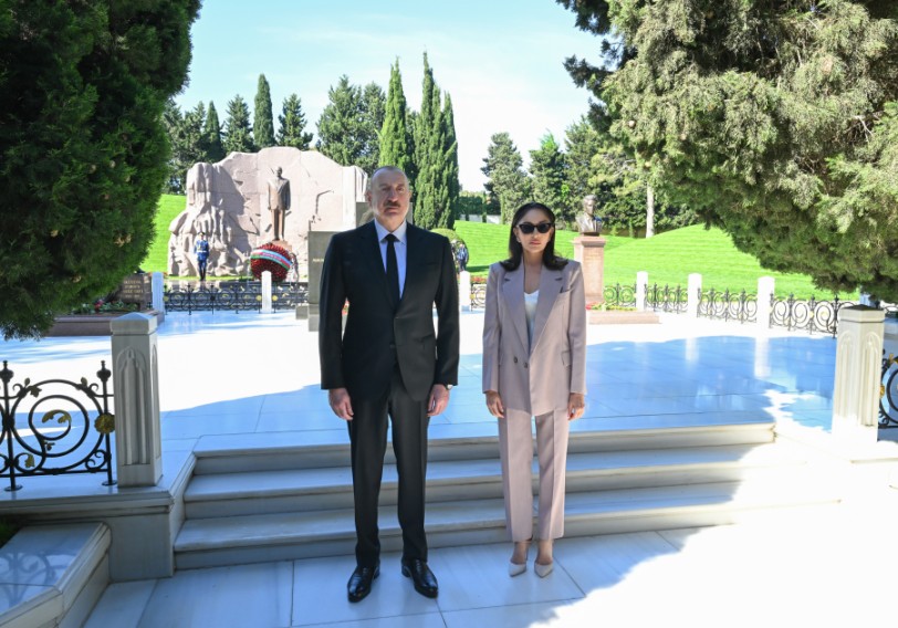 Prezident və birinci xanım Ulu Öndərin məzarını ziyarət ediblər