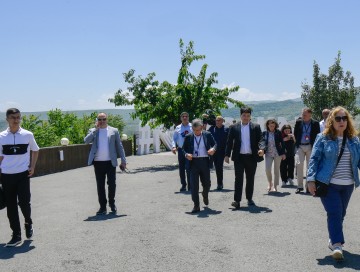 100 diplomatın daxil olduğu qrup Laçında