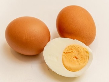 İmmunitetin möhkəmlənməsi üçün yaşlı insanlara yumurta yemək məsləhət görülür