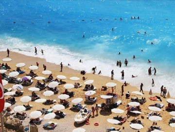 Antalyaya turist axını 62% artıb