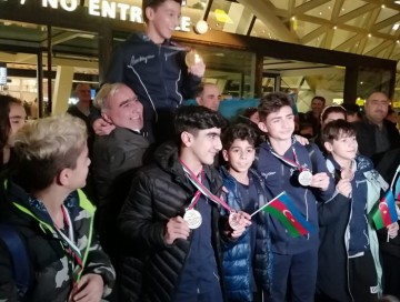 Dünya yaş qrupları yarışında 4 medal qazanmış Azərbaycan gimnastları vətənə dönüblər