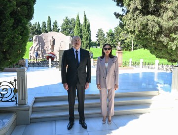 Prezident və birinci xanım Ulu Öndərin məzarını ziyarət ediblər 